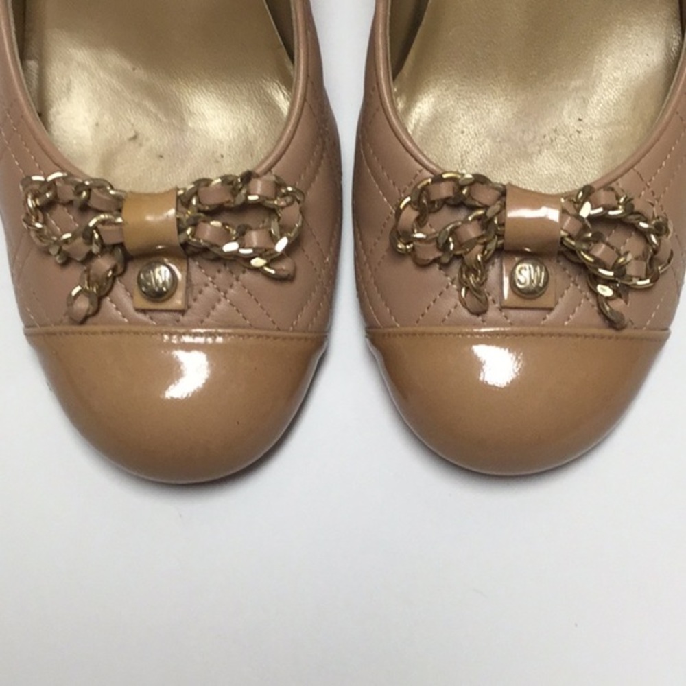 Stuart Weitzman Nude Leather quilted pump with patent toe cap and gold bow 8.5 - Picture 2 of 9